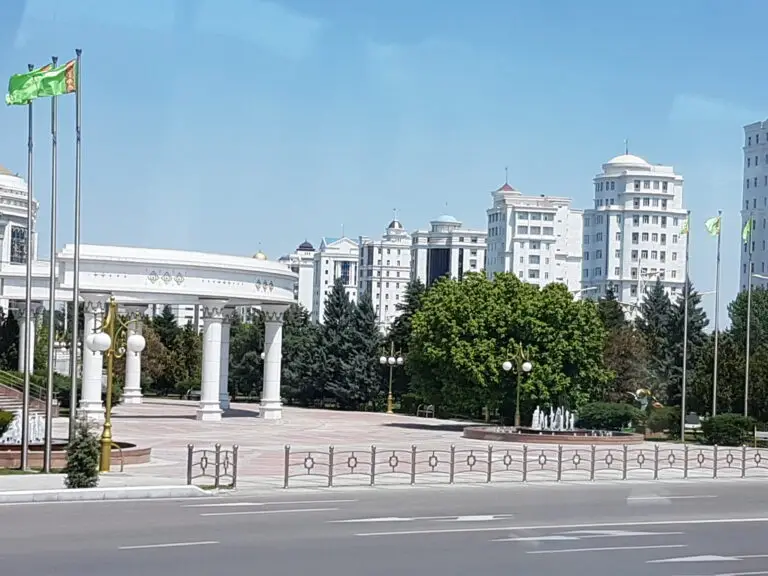 Центральный проспект Ашхабада с беломраморными зданиями и флагами Туркменистана